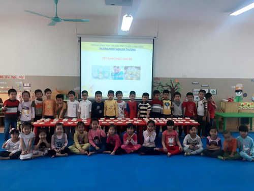 Các bé trường mầm non Gia Thượng hào hứng nặn bánh trong ngày Tết Hàn thực
